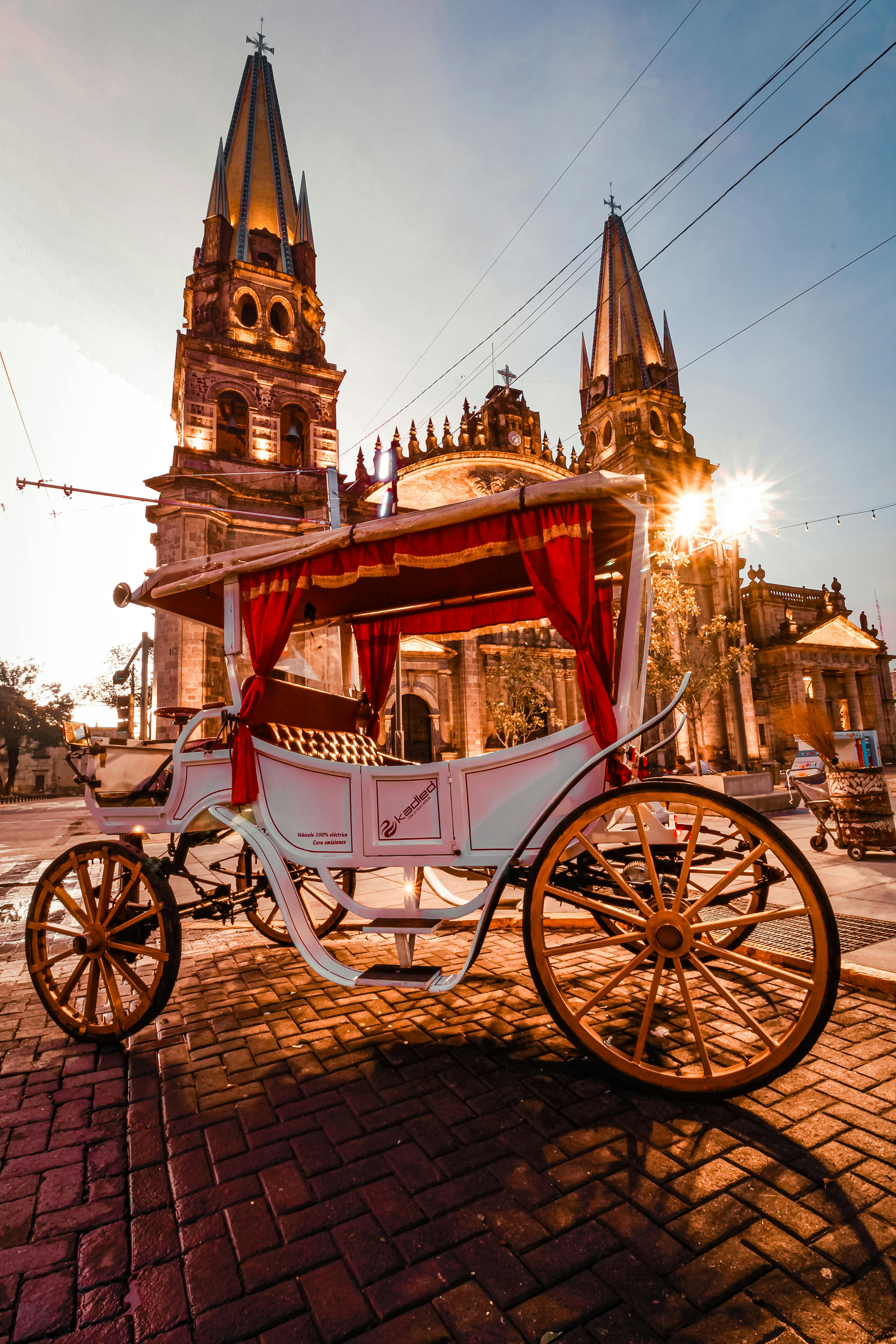 foto de calandria electrica con una catedral de fondo