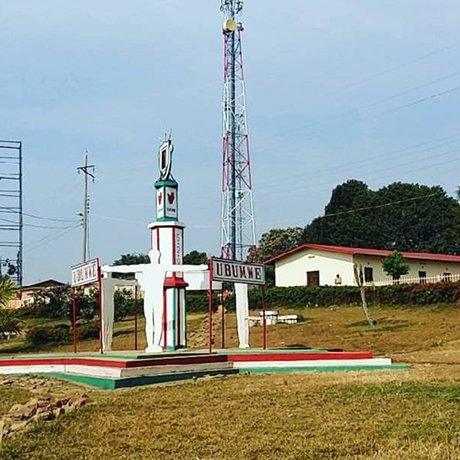 paisaje de torres de luz y estatua de silueata de un hombre